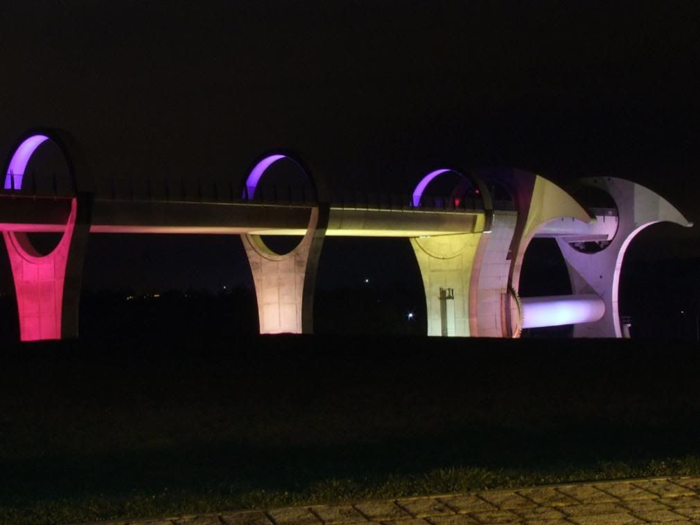 http://i215.photobucket.com/albums/cc107/TheBoabby/FalkirkWheel2.jpg