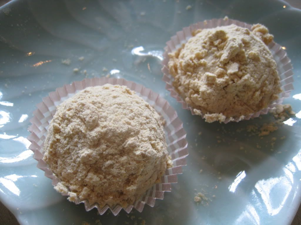 Glutinous rice ball with peanut paste