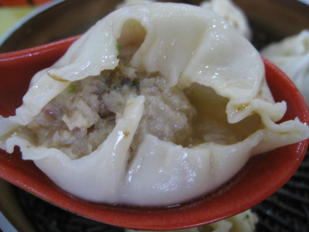 Crab and Pork Lòushì Tāngbāoguǎn inside