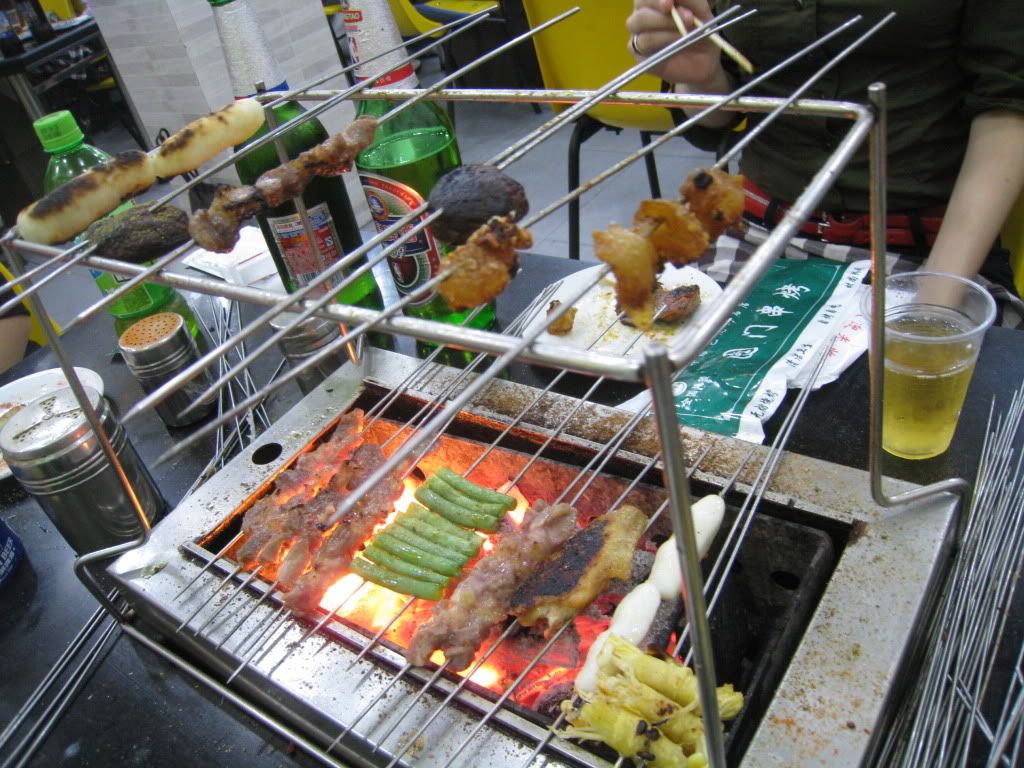 Table-inset grill at Túmén Cháo Kǎo 图门串烤