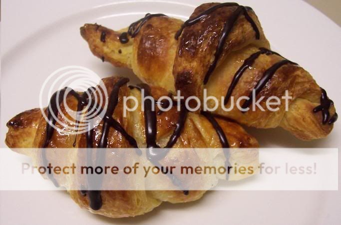 http://i215.photobucket.com/albums/cc185/Dessertaholic/Baking/ChocCroissant2.jpg